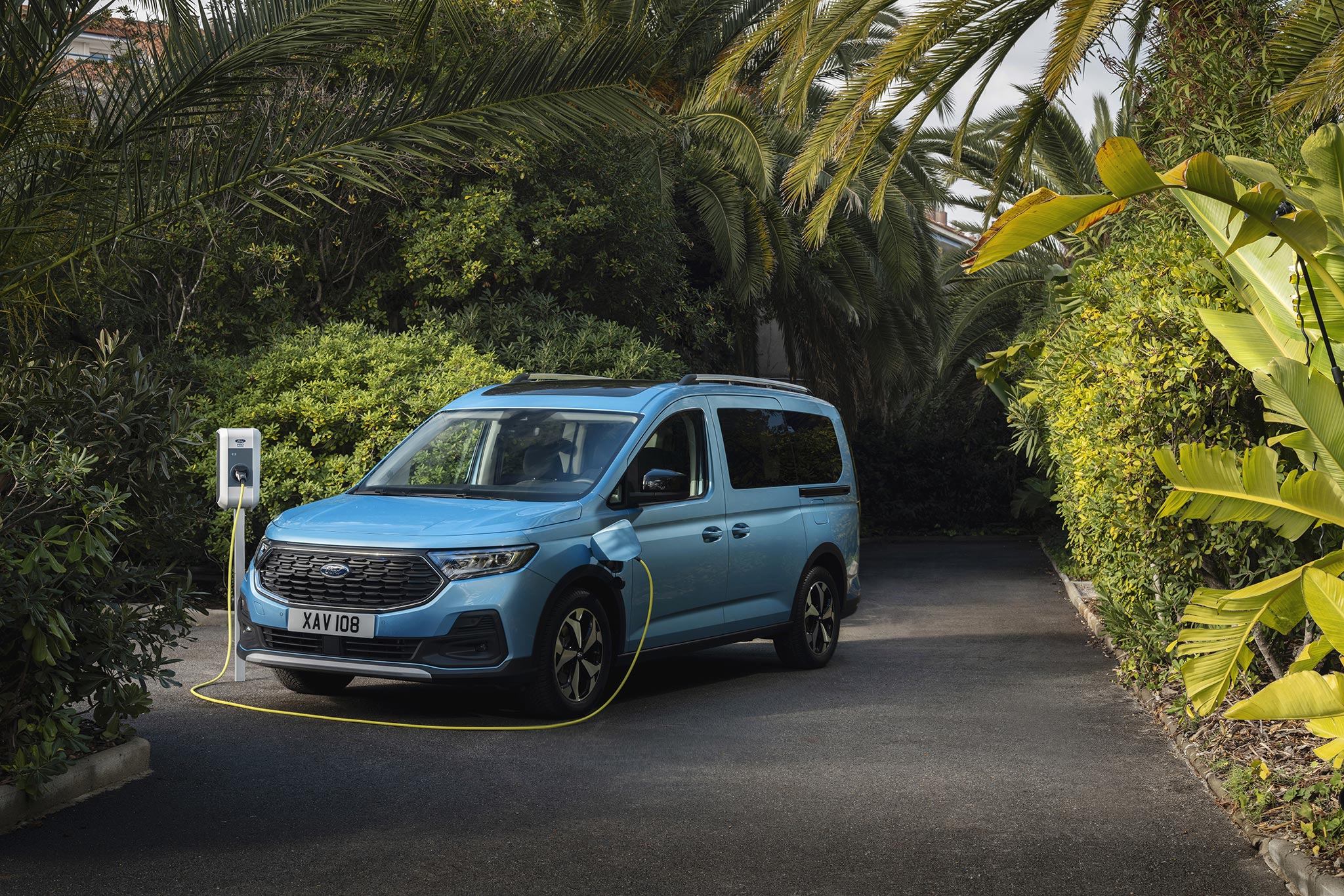 Hibridiniai-automobiliai-Ford-Tourneo-Connect-PHEV