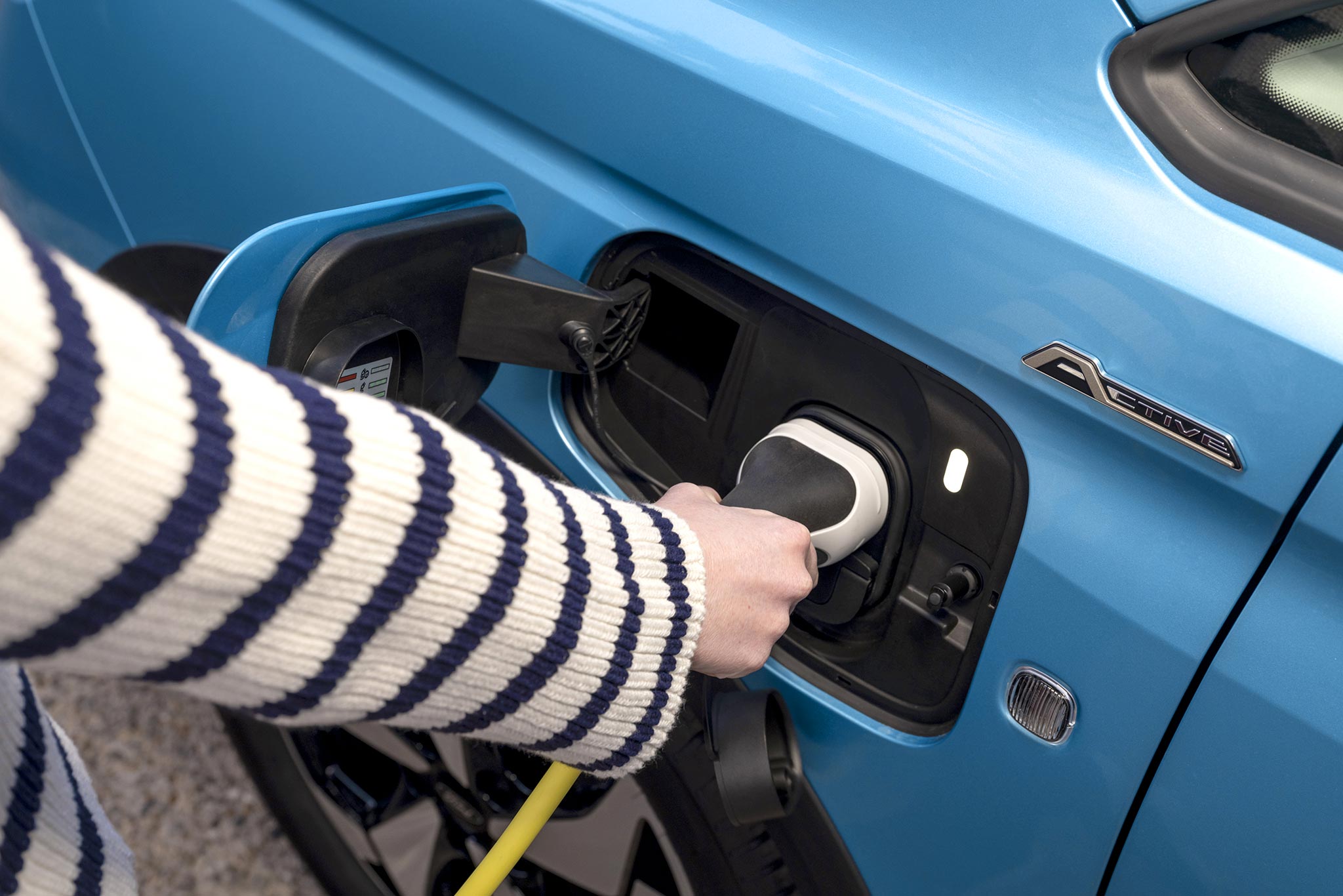 ford-ikraunami-hibridai-phev-hibridinio-automobilio-ikrovimas